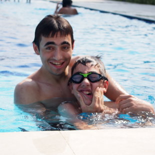 Dans la piscine de l'hôtel