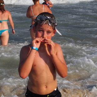 A la mer, il y a de grosses vagues