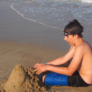 Ils aiment tous jouer au sable