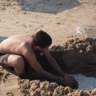 Même Vlad joue au sable!