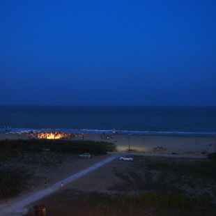 La plage by night
