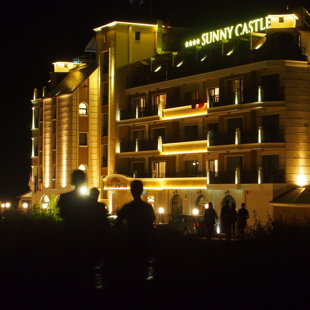 Notre hôtel by night, sunny Castle 
