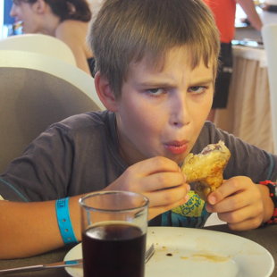 Oscar est devenu carnivore!