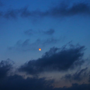 Une lanterne... Non ce n'est pas un ovni