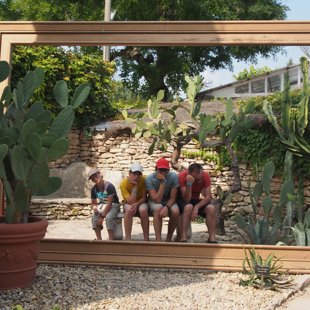 Dur, dur de les faire poser ces hommes!