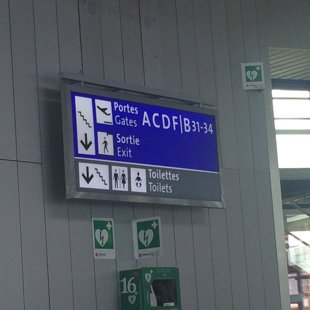 Oscar me dit: regarde ils connaissent même pas l'alphabet dans cet aéroport... Il manque l