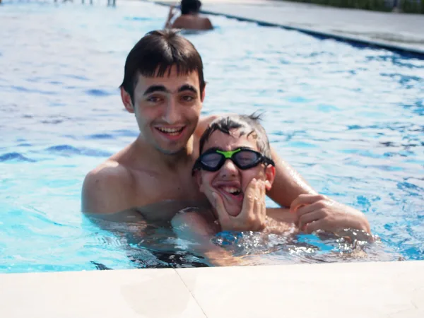 Dans la piscine de l'hôtel