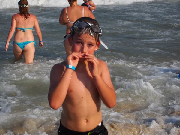 A la mer, il y a de grosses vagues