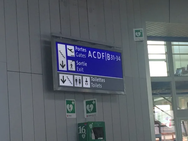 Oscar me dit: regarde ils connaissent même pas l'alphabet dans cet aéroport... Il manque l