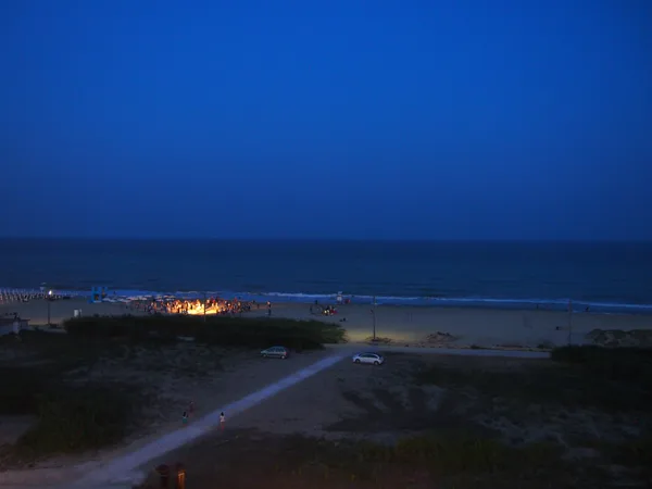 La plage by night