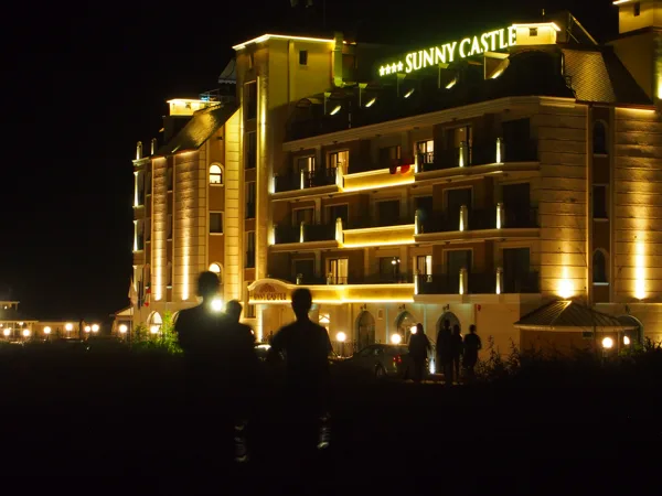 Notre hôtel by night, sunny Castle 