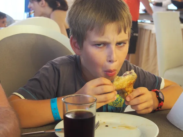 Oscar est devenu carnivore!